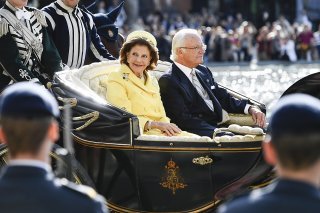 Ce cortège a constitué le point d'orgue des festivités à l'occasion du jubilé du roi Karl XVI Gustaf, ici dans la calèche en compagnie de la reine Silvia.